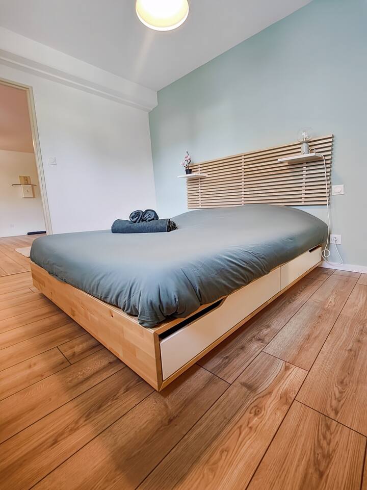 Cama cómoda con ropa de cama de calidad para disfrutar de noches de descanso.