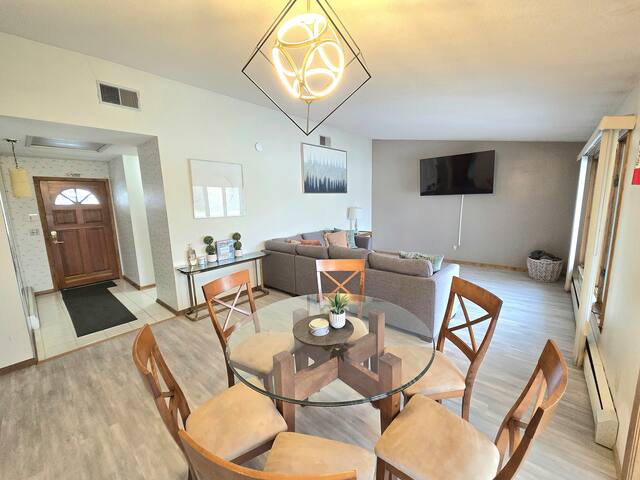 Lake Retreat | Hot Tub |Pool Table | Peaceful| Fun gallery image 5