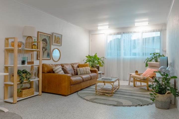 Mid-century Gem - 2 Bedroom Duplex - Canberra