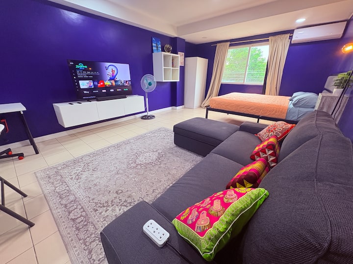 Modern Purple Studio - Disney+, Hbo & Fast Wifi - Súbic