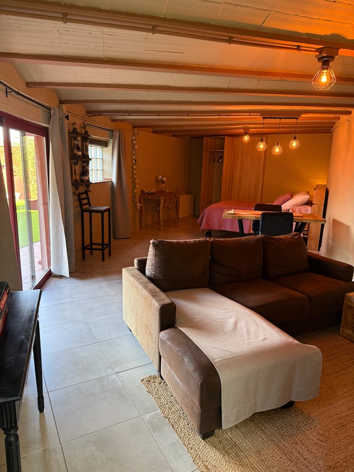 Pequeño Apartamento Con Piscina Privada. - Cardona