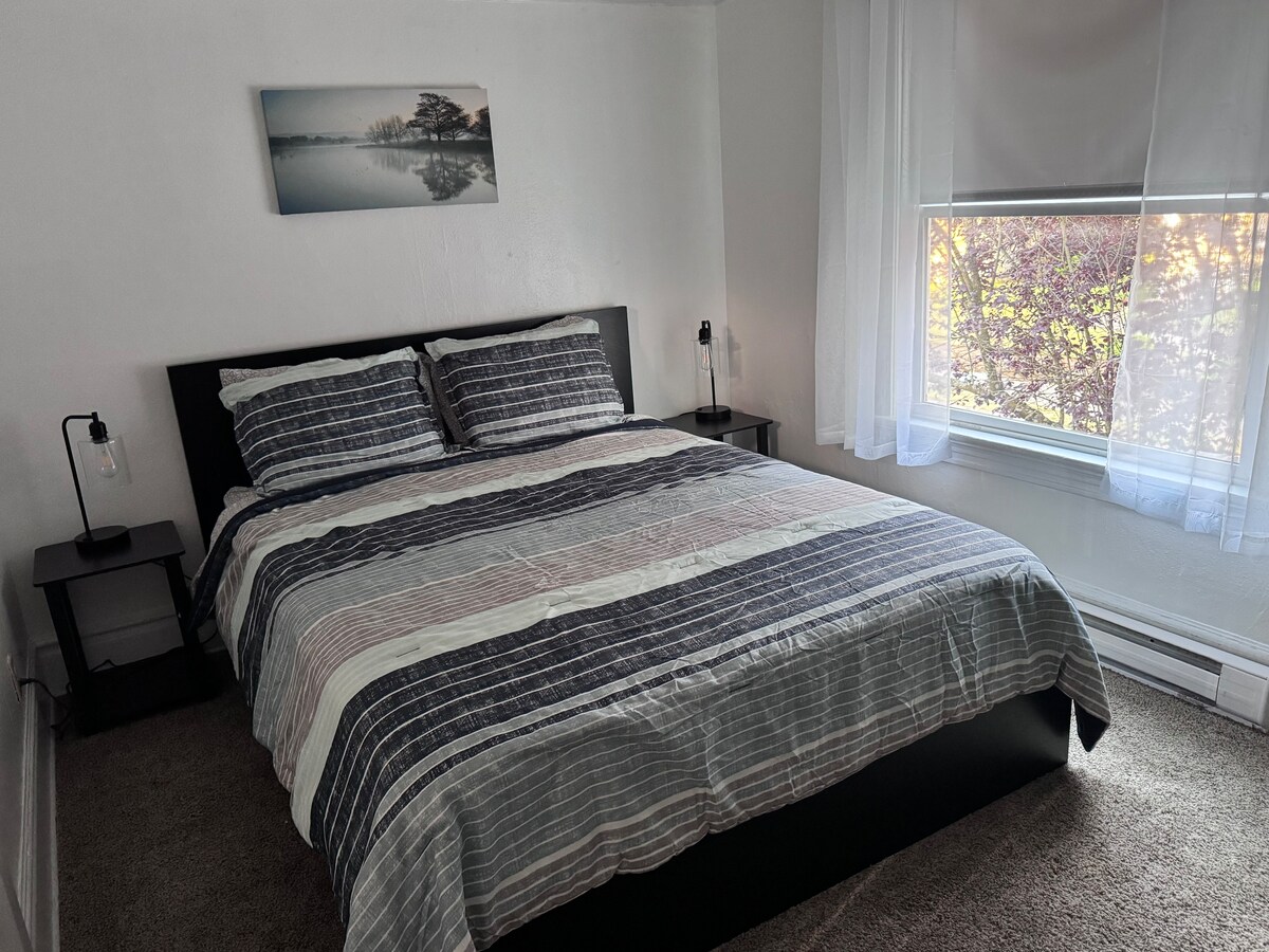 Manželská posteľ s pamäťovou penou, televízor, komoda a veľký šatník 