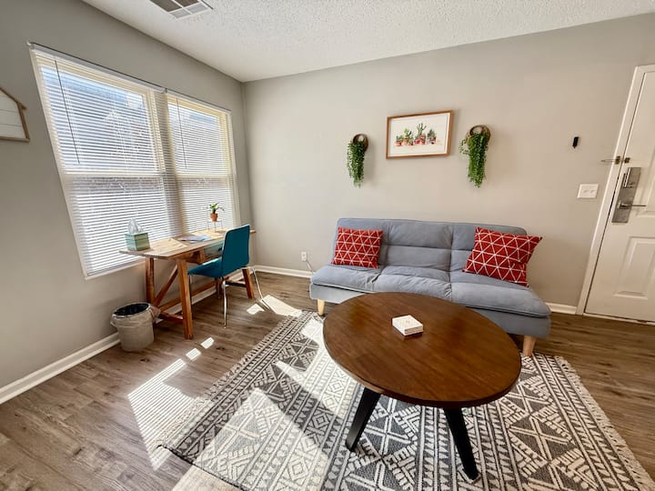Centrally Located Near Aksarben Village Fun - Omaha, NE