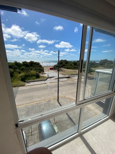 Hermoso y amplio departamento frente al mar