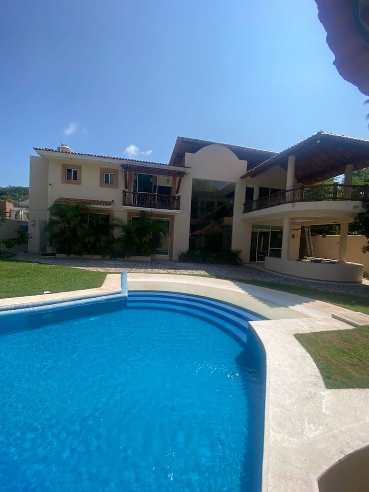 Casa Amplia Y Hermosa - Zihuatanejo