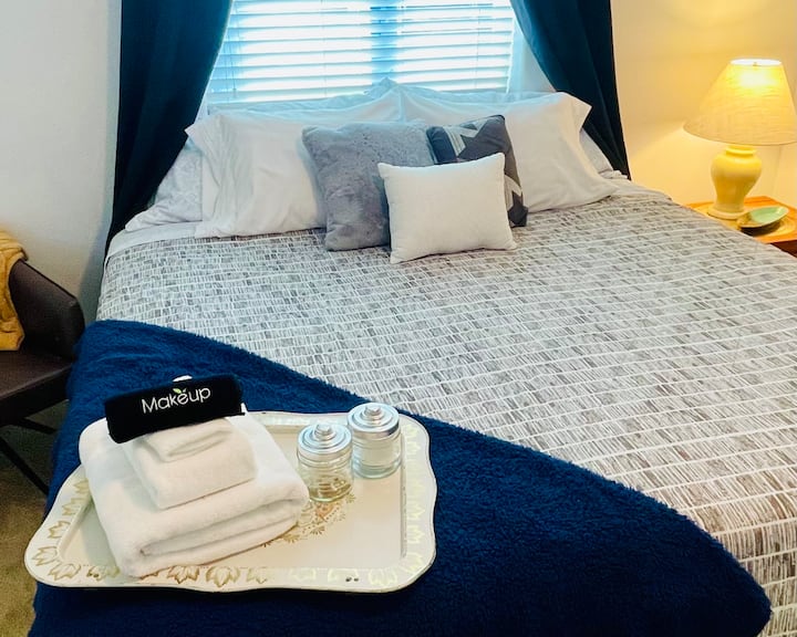 საწოლი 193×203 სმ ბალიშებისა და თბილი საბნების ასორტიმენტით