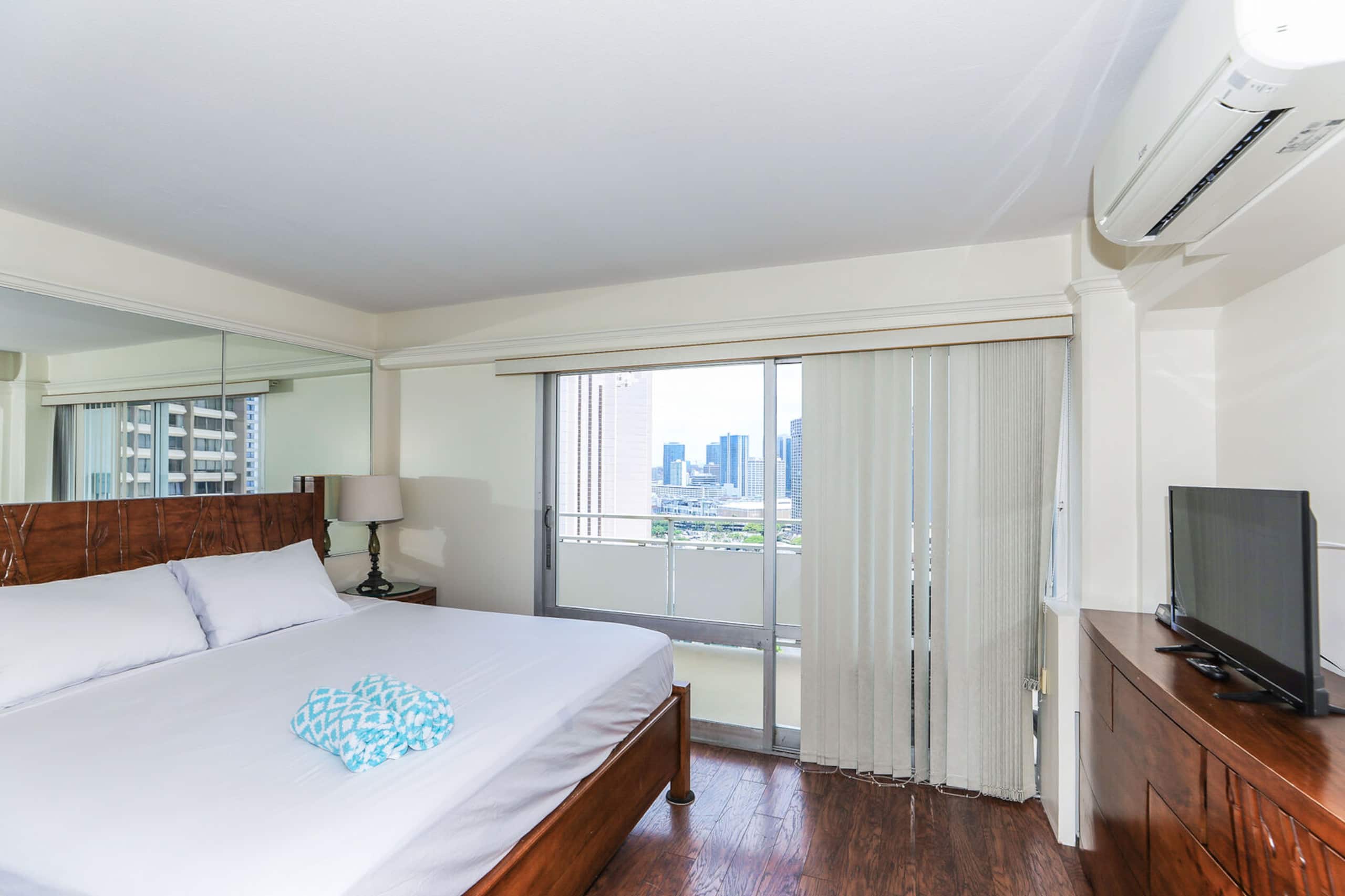 Breezy City Views, Close to Beach! - Image 17