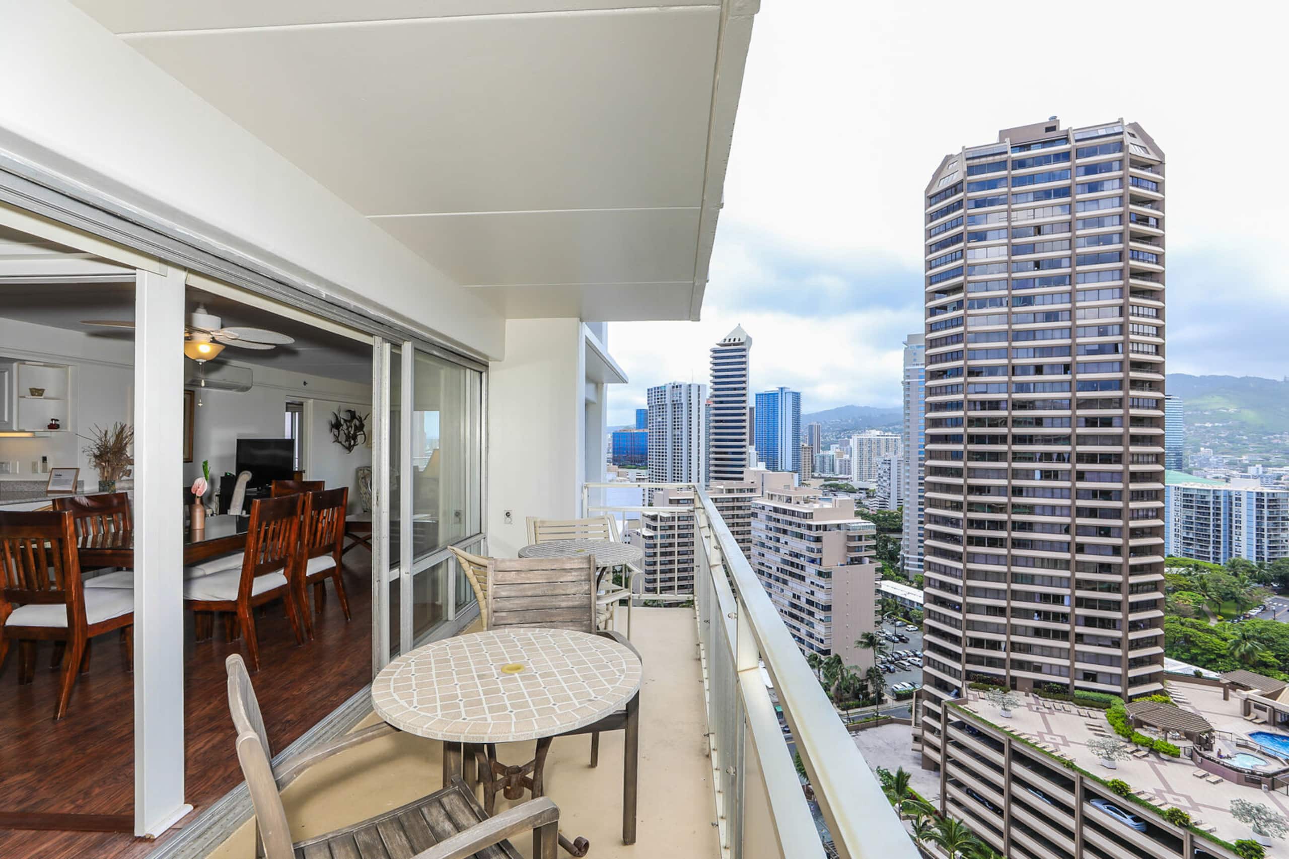 Breezy City Views, Close to Beach! - Image 11