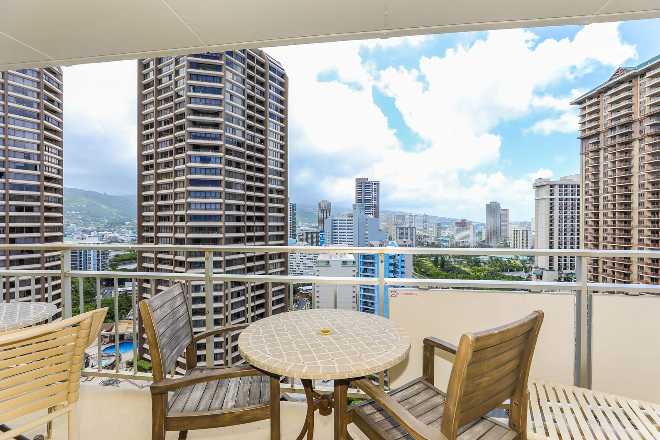 Breezy City Views, Close to Beach! - Image 15