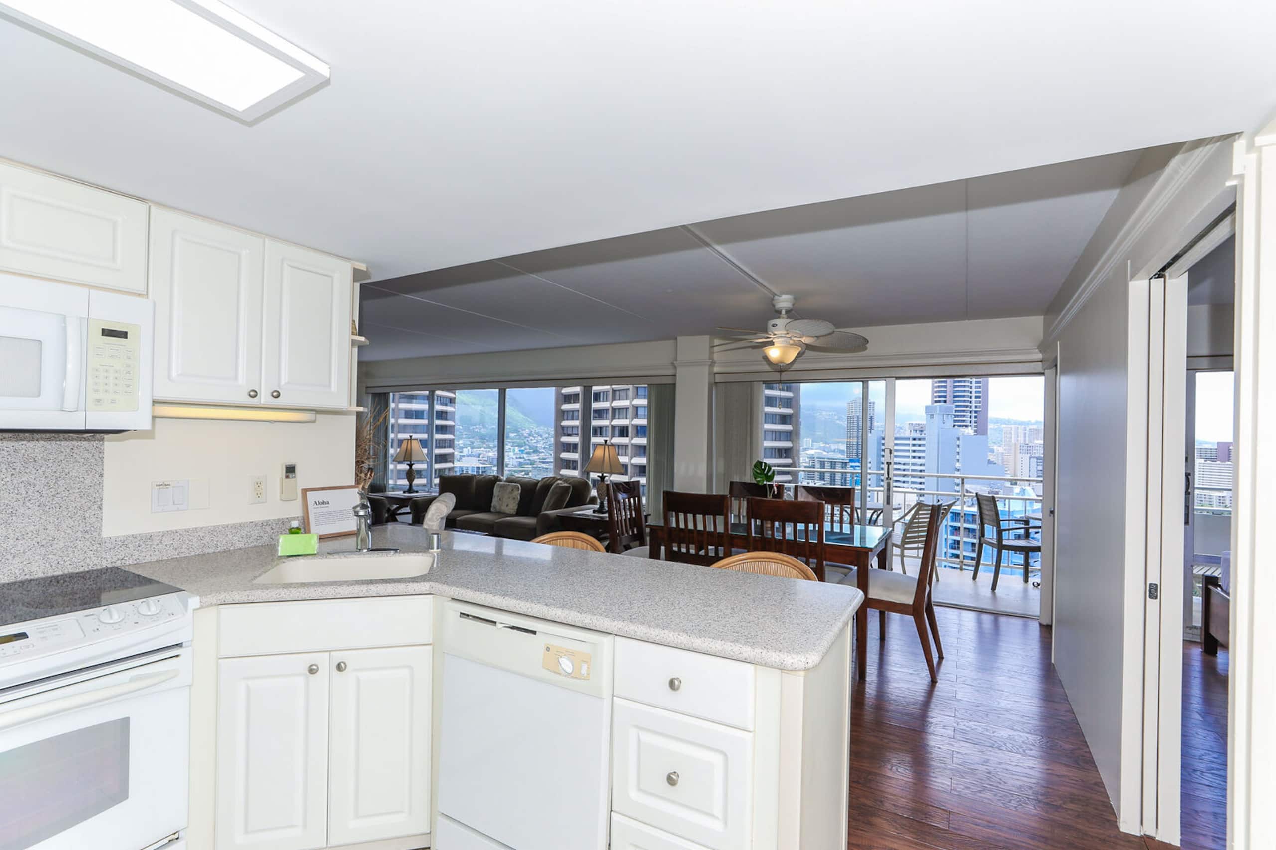 Breezy City Views, Close to Beach! - Image 9