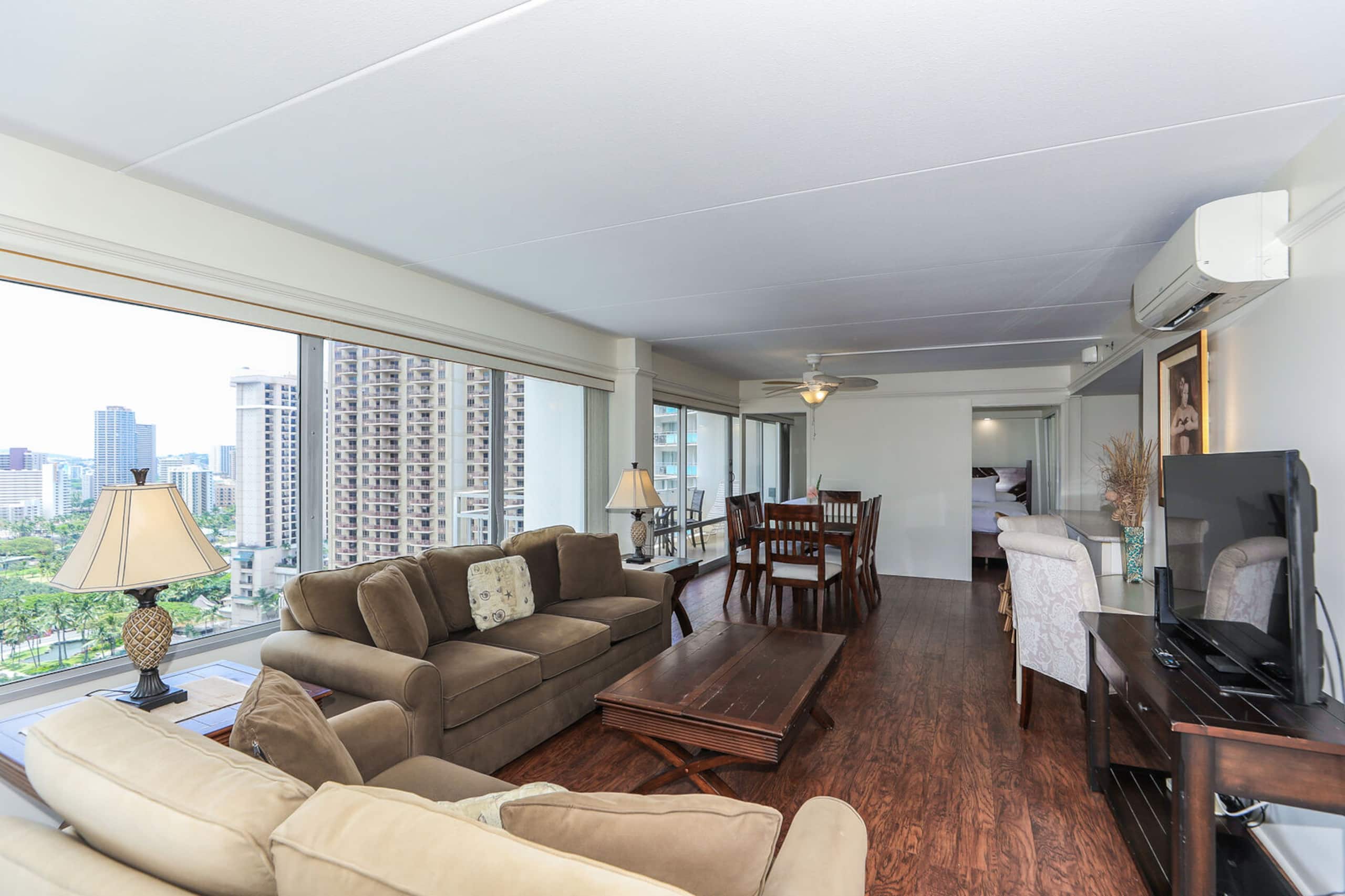 Breezy City Views, Close to Beach! - Image 1