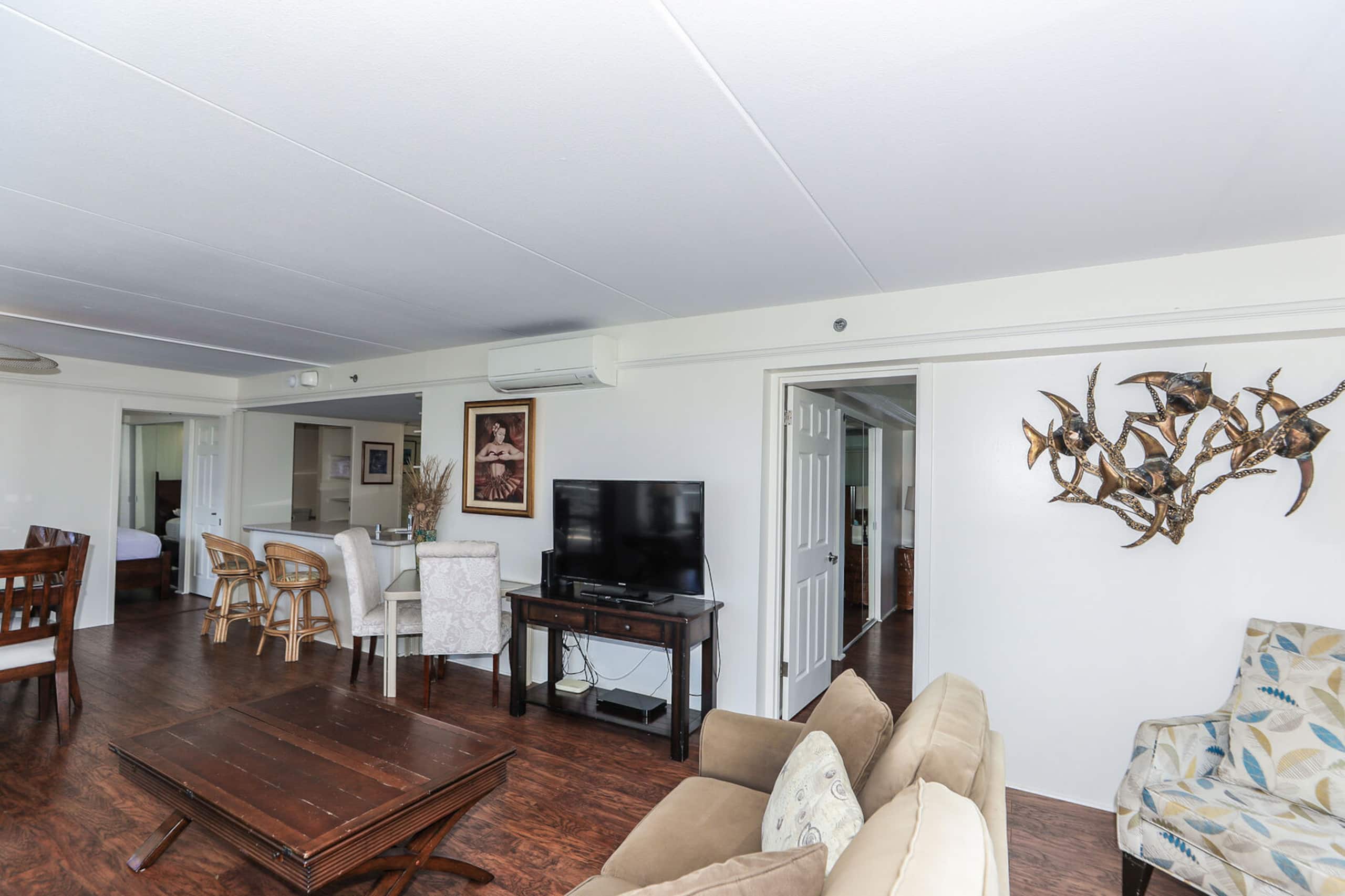 Breezy City Views, Close to Beach! - Image 4