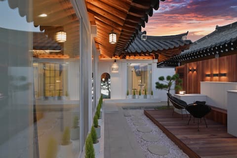 [Hwanglidan Location] 2B2B, Private Hanok, Parking