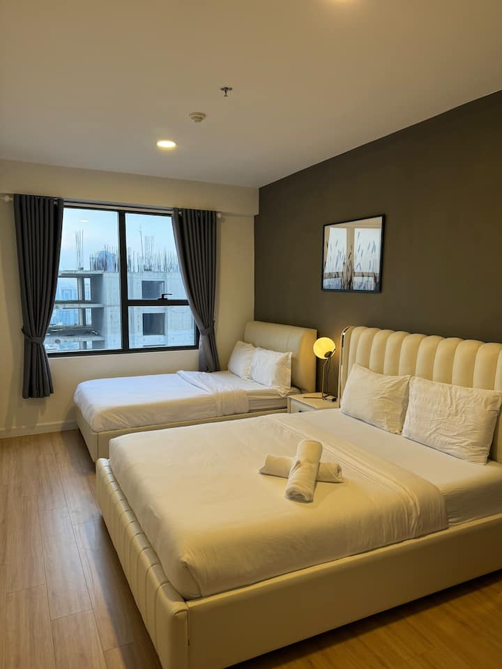 Kitanda 1 cha ukubwa wa queen na kitanda kimoja cha watu wawili chenye godoro nene la sponji, mito ya gel na mashuka ya ubora wa hoteli. Inafaa kwa usingizi mzuri wa usiku
