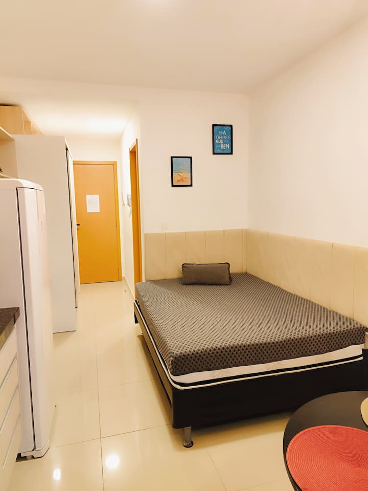 01 krevat dopio 
01 krevat ndihmës tek nën krevat 
01 mat.
❌Nuk ofrojmë çarçafë, batanije ose peshqirë banje.
✅Kemi jastëkë të disponueshëm.
✅ Ambient me ajër të kondicionuar dhe ventilator tavani.