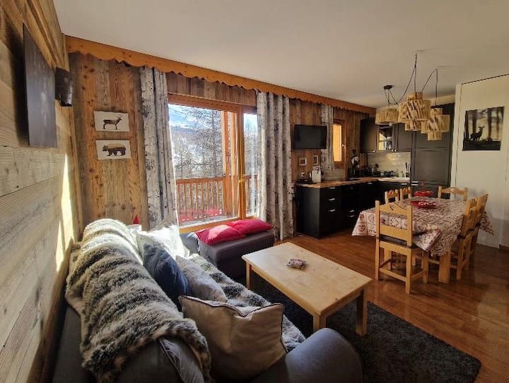 Gemütliches, bewaldetes Wohnzimmer mit tollem Blick auf Peynier