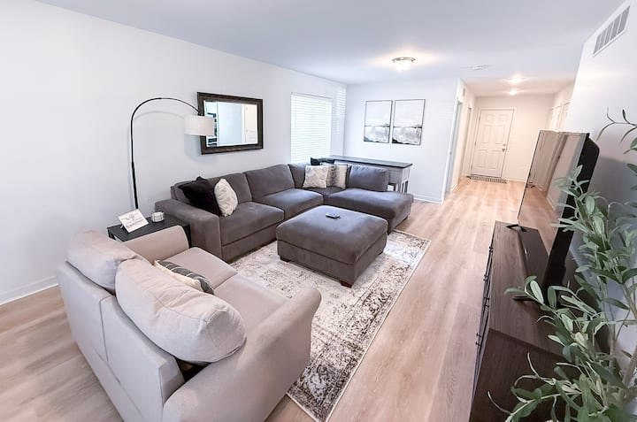 Luxe 5br/4 Ensuite Ba: 2 Miles To Downtown! - Grand Rapids, MI