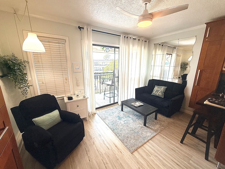 Beach View Condo, King Bed, Prime Location - Hilton Head Island, SC