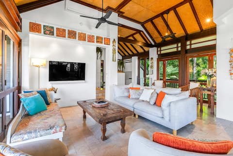 Palm Bliss Villa—A Central Balinese Pool Oasis