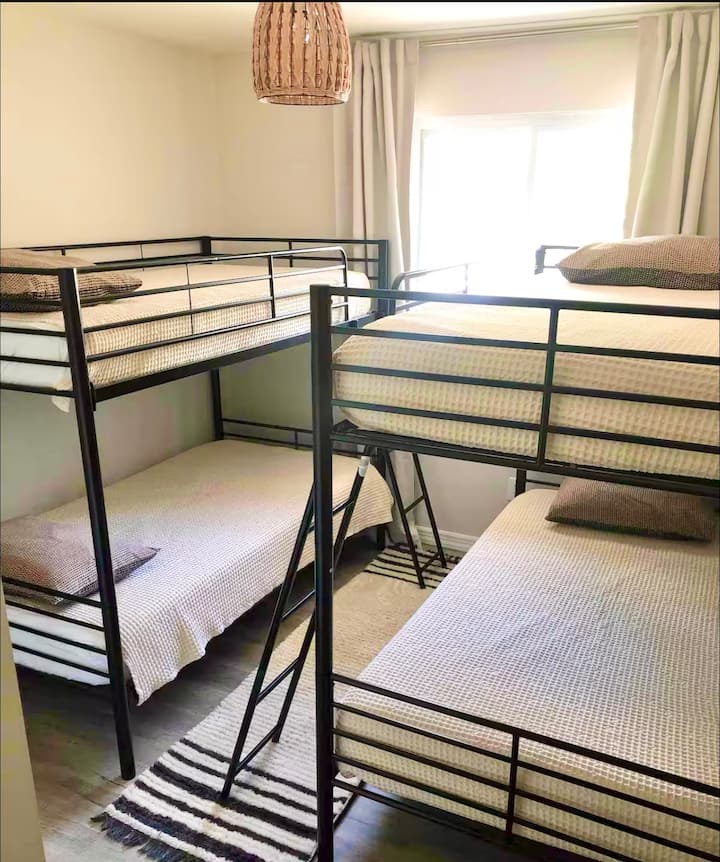 4 единични легла (2 комплекта двуетажни легла) за спане на 4 деца или 2 възрастни и 2 деца. 