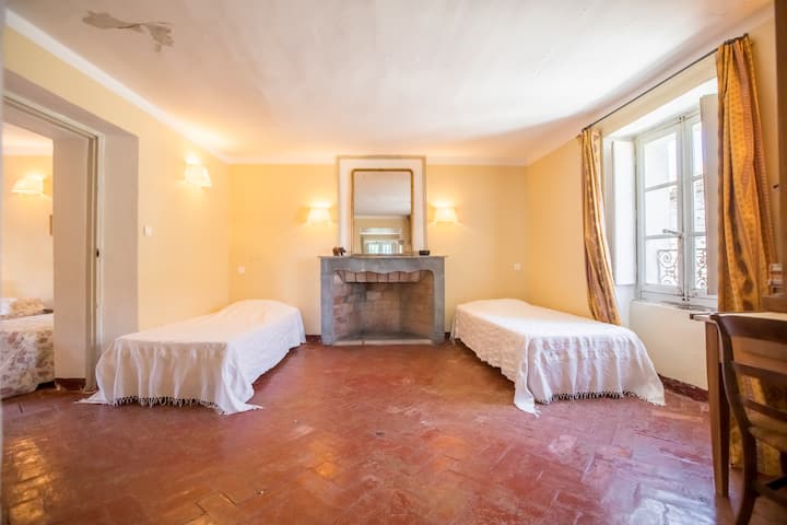 Dormitory composed of 3 bedrooms in a row.
Each bedroom has 2 beds