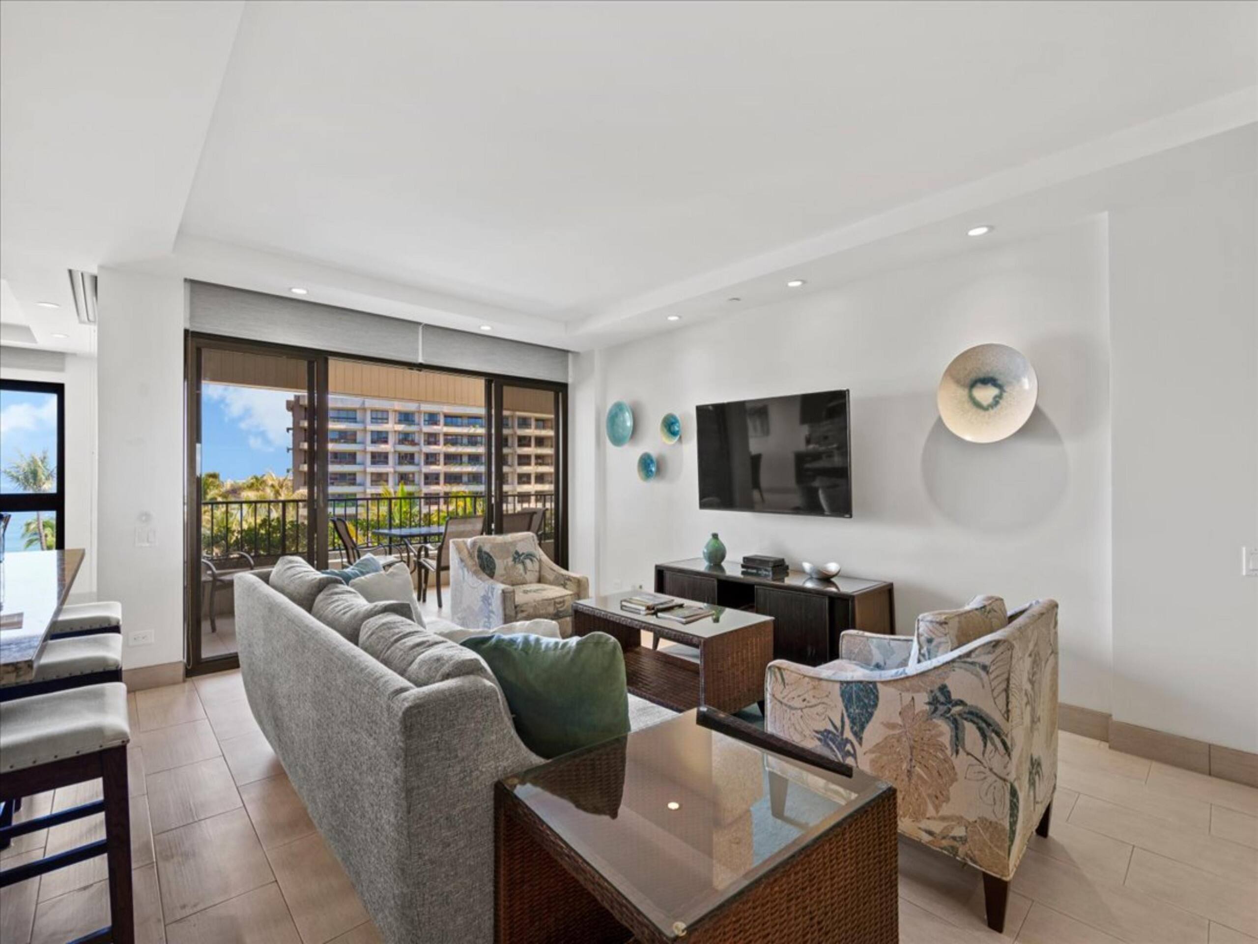 Condo in Lahaina · ★4.94 · 2 bedrooms · 3 beds · 2 baths - Image 2
