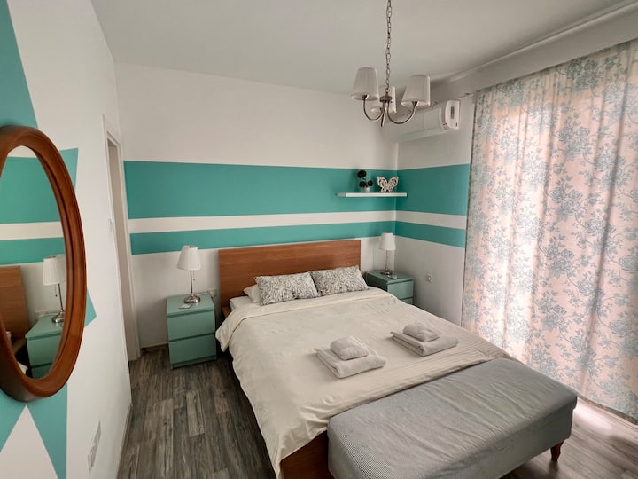 Para mayor comodidad, encontrarás un maletero a los pies de la cama.