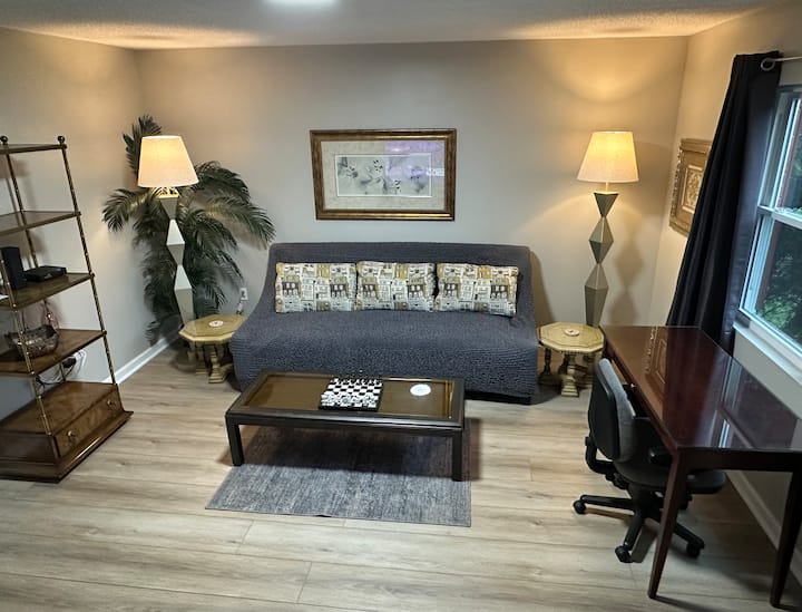 Blackout Shades, Desk, Smart Tv, Washer/dryer - Hickory, NC