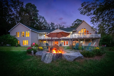 Luxury - Hot Tub; 2 Sauna; Gym; Fireplace; View!