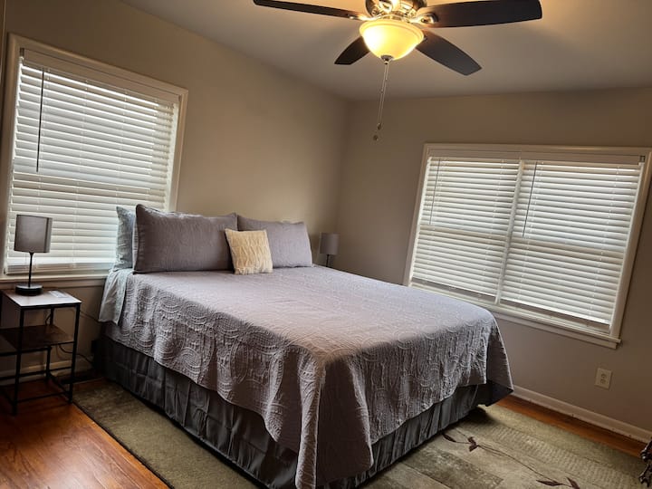 Dormitorio principal con baño completo 