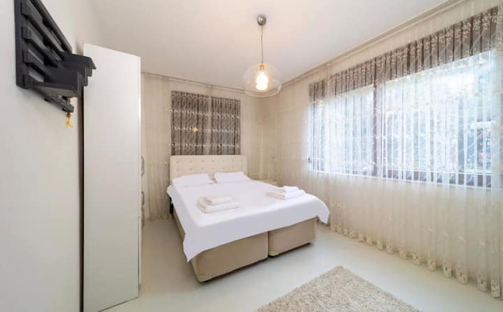 Votre chambre paisible est équipée d'un lit queen, de draps et de serviettes propres