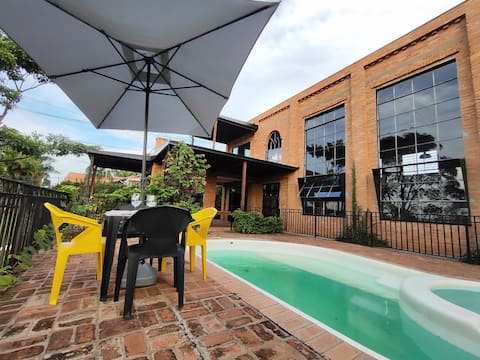 Fantastic Industrial LOFT Movies/Photos/Stay