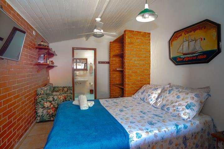 Suite avec lit double, climatisation, ventilateur de plafond et télévision