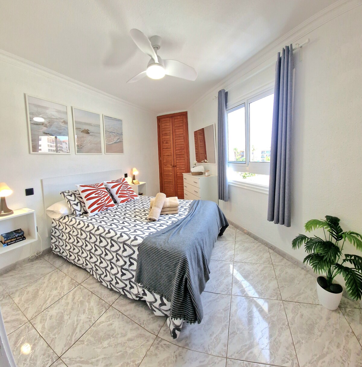 房间配有吊扇和新窗户，配有双层气候玻璃和蚊帐 