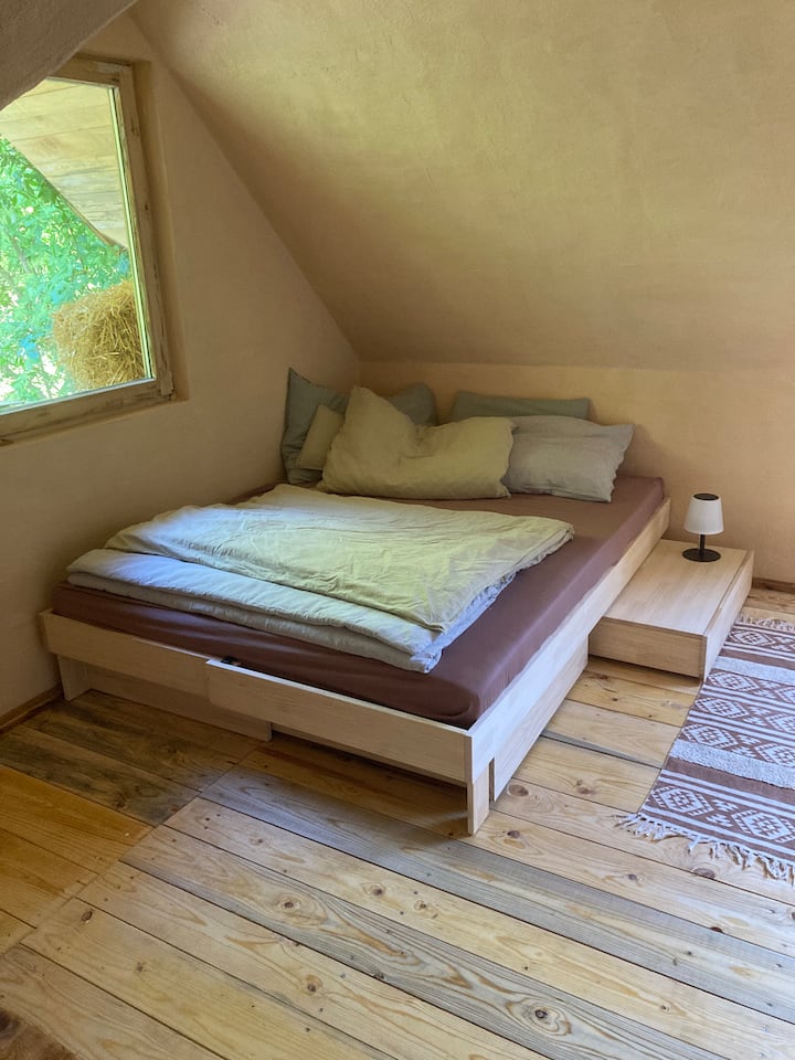 חדר שינה מרווח (ללא חשמל) על המתבן לשעבר המצויד בתאורה סולארית, ספה ומתלה בגדים, כאן תתעוררו עם הזריחה:)