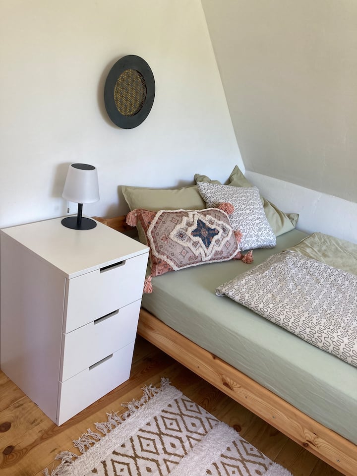 חילקנו בכוונה עם קווי חשמל בחדרי השינה... בואו נדריך אתכם מאור יום טבעי! אורות סולאריים מופצים בכל הנכס למקרה שתרצו הארה 