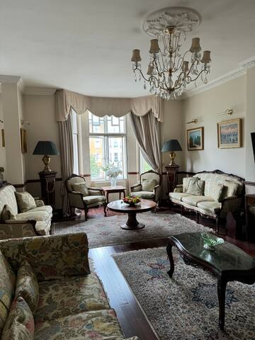 Baker Street 3 bedroom and 3 bathroom apartment gallery image 2