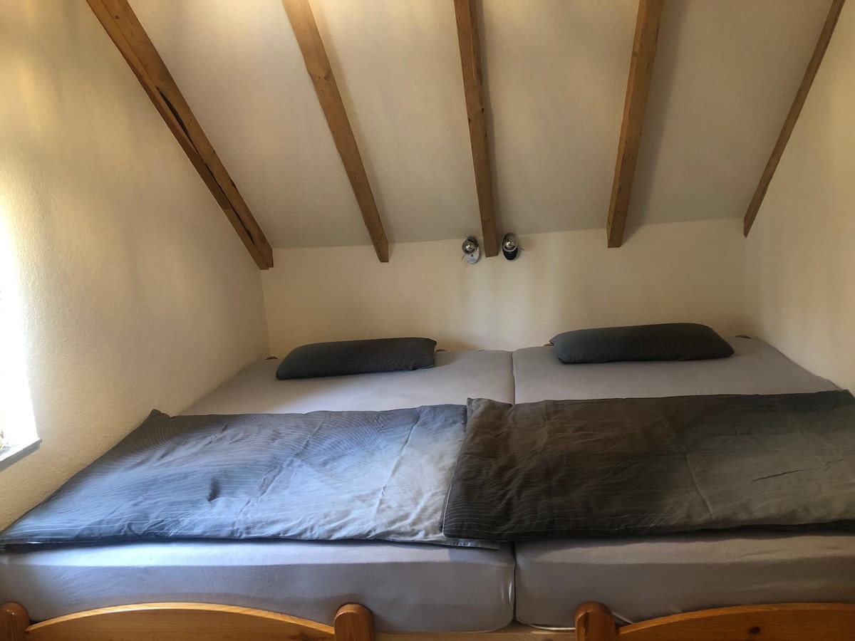 חדר שינה עם מיטת קינג סייז ברוחב 2.60 מ' ואורך 2.00 מ'