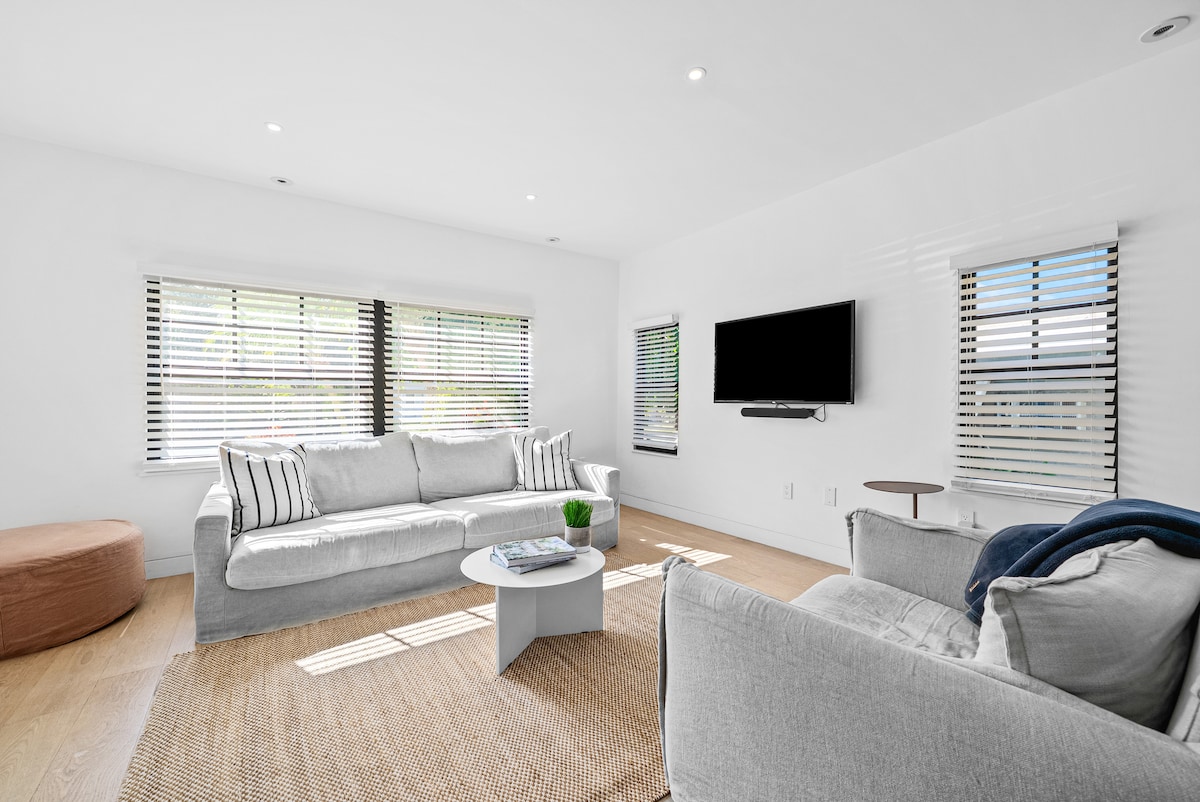 Successful Airbnb property: Chic Casa • Resort Style Pool • Near Palm Beach in West Palm Beach