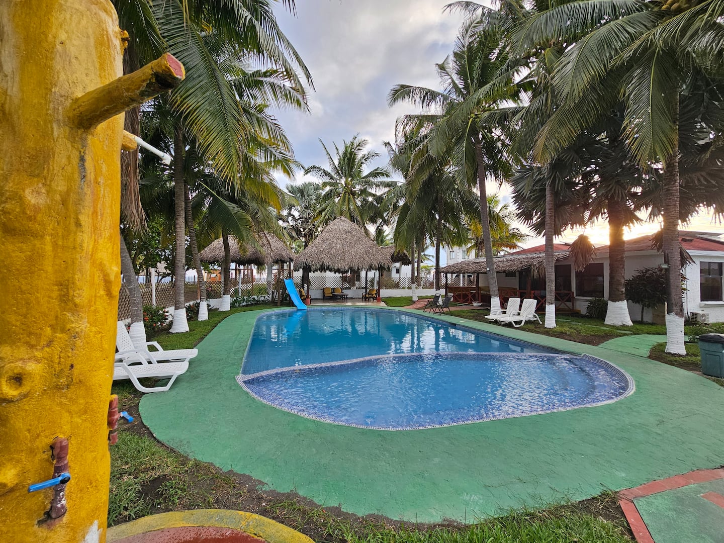 Villa Palmeras: piscina grande con área infantil entre dos bungalows
