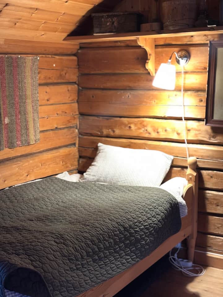 Jednolôžko/malá manželská posteľ na 2. poschodí 