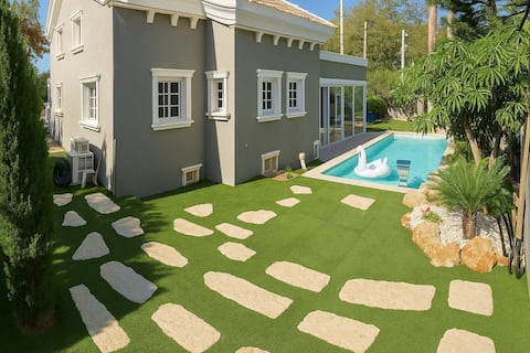 Villa Montano with heated pool and Jacuzzi in the city