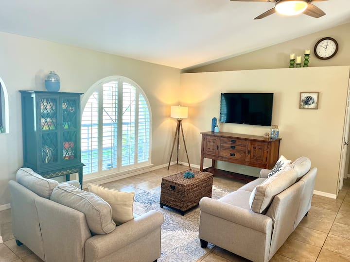 Your Sunny Getaway W/sparkling Saltwater Pool - Cape Coral