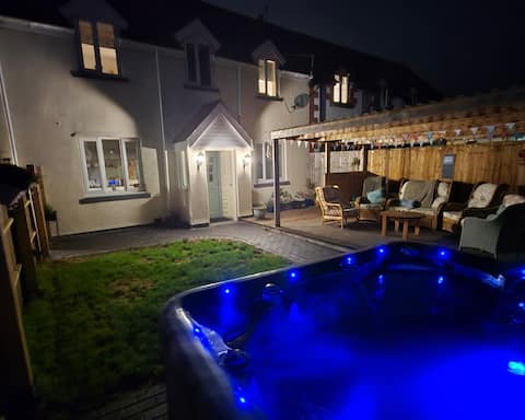 Paradise cottage, Hot tub, Dog friendly Offas Dyke