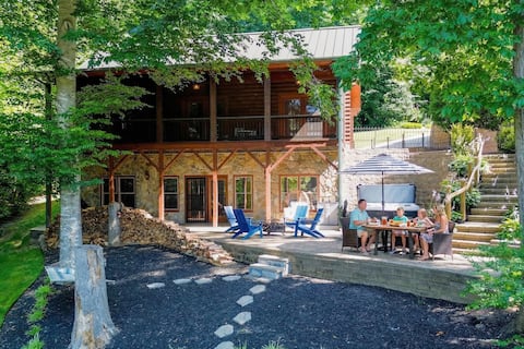 Top performing Airbnb: Waterfront Log Cabin w/Hot Tub, Kayaks, Firepit in Lake Norman Of Catawba