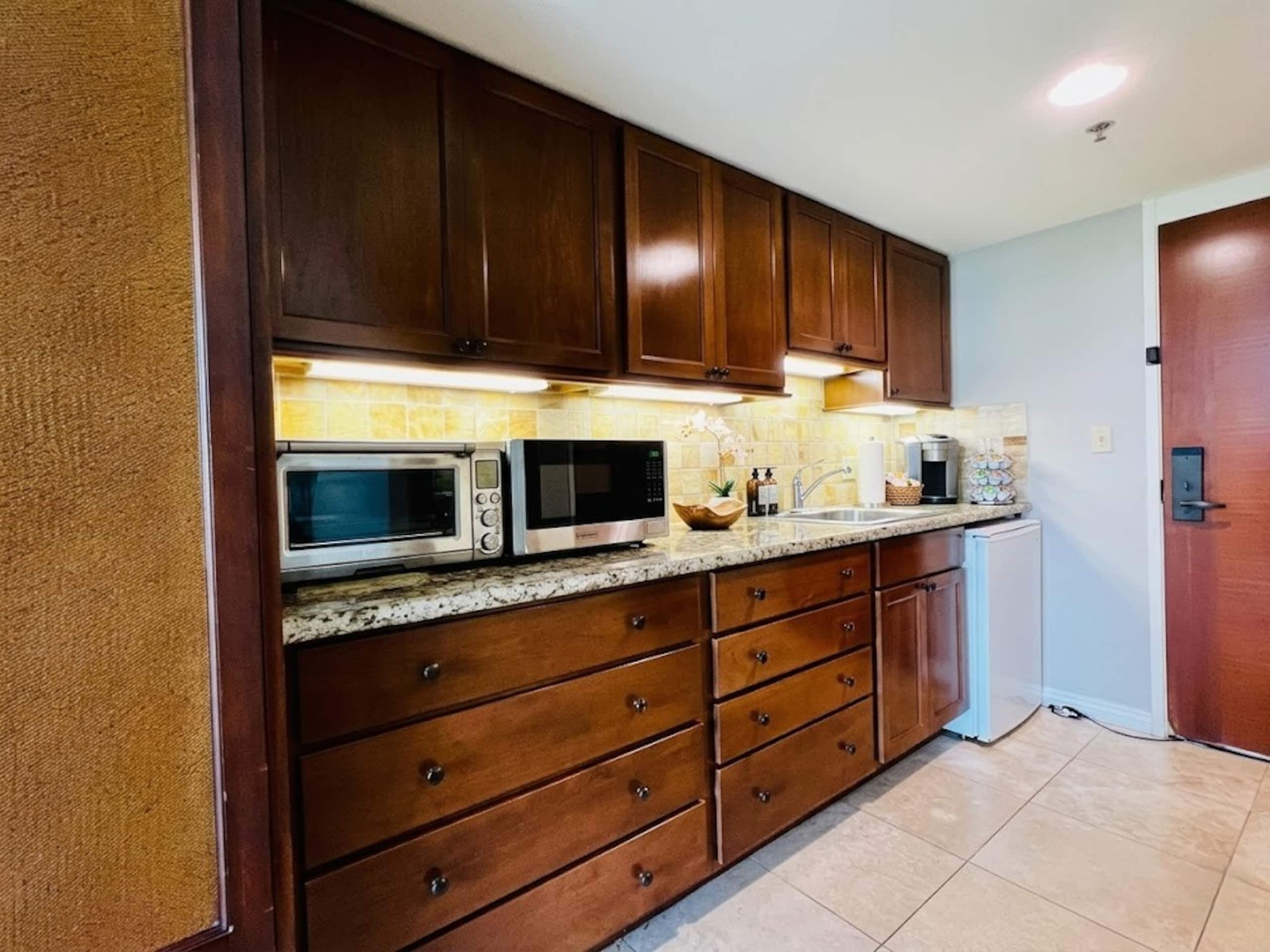 Waikiki Cozy and Spacious Studio with Balcony - Image 5