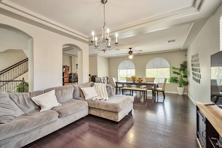 Dream Villa 2 Big master Bedrooms! Strip view! gallery image 3