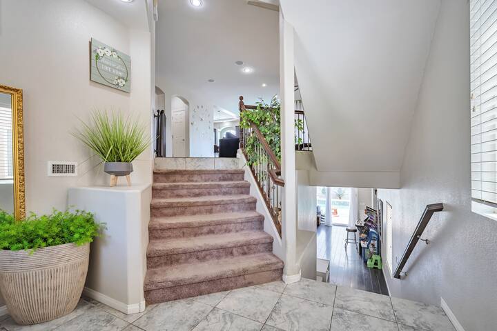 Dream Villa 2 Big master Bedrooms! Strip view! gallery image 4