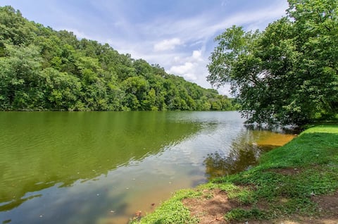 Newly renovated! Cozy modern cabin on the river