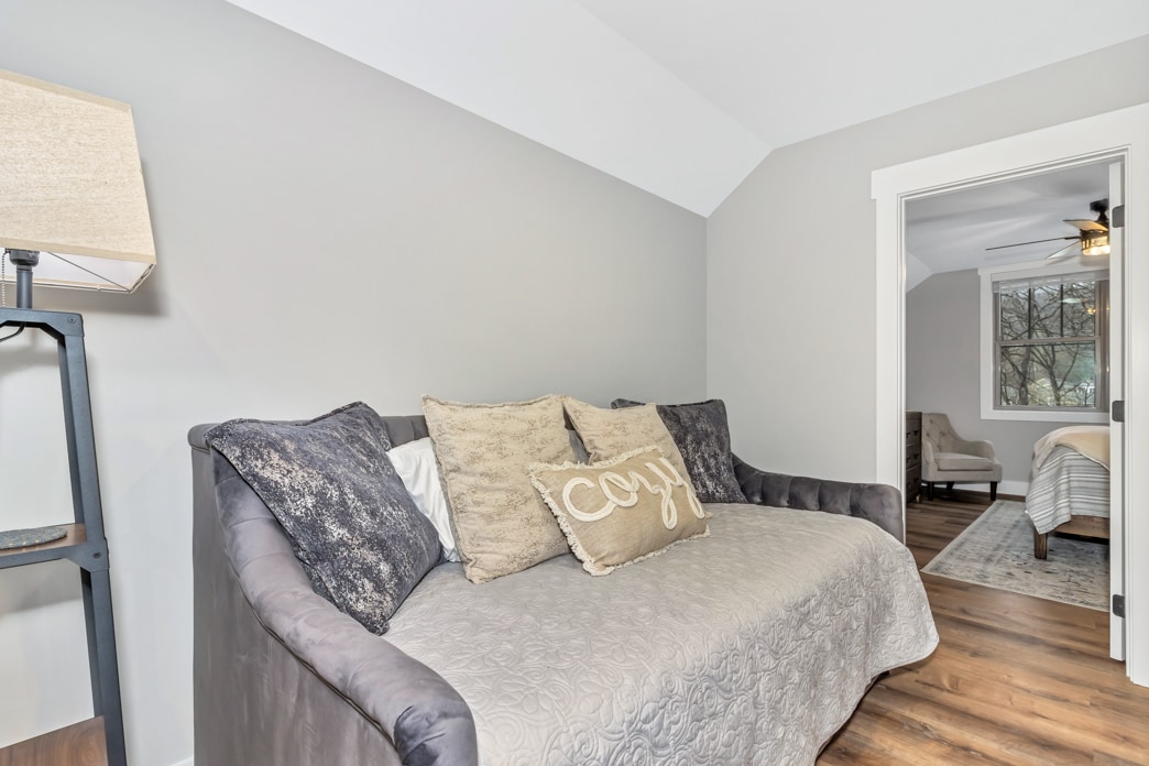 这张单人日光浴床位于楼上两间卧室之间的走廊角落。 床垫非常舒适，非常适合成人或儿童入住。 